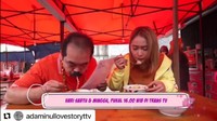 Saat tampil dalam program acara di Trans TV Adam Inul Love Story, pasangan ini kerap menampilkan sisi lucu mereka. Salah satu momennya ketika mereka menikmati bakso di warung makan. Foto: Instagram @inul.d