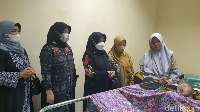 Istri Bupati Ciamis menjenguk bocah perempuan dengan penyakit kulit menyerupai sisik