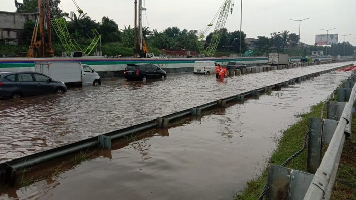 Jalan Tol BSD KM 08 Banjir Pada Jumat (23/9).
