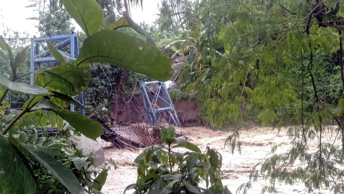 Jembatan gantung penghubung antar dusun di Desa/Kecamatan Bantargadung, Kabupaten Sukabumi rusak akibat banjir bandang.