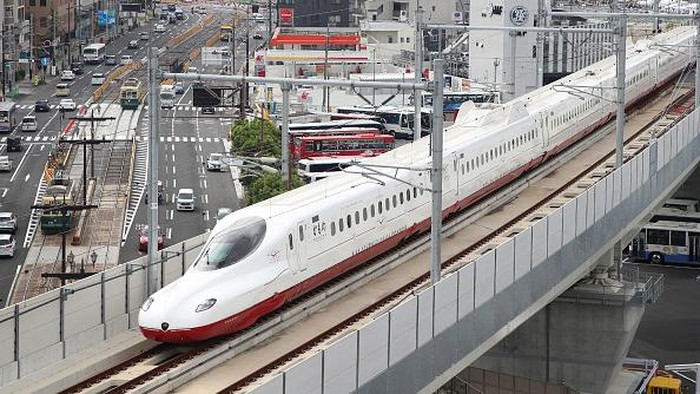 Kereta Shinkansen Dihentikan Sementara Imbas Gempa M 7,6 Jepang