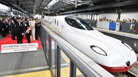 Manajer stasiun memberikan sinyal keberangkatan untuk kereta Shinkansen selama peresmian jalur baru di Pulau Kyushu, Nagasaki, Jepang, Jumat (23/9/2022) waktu setempat.  