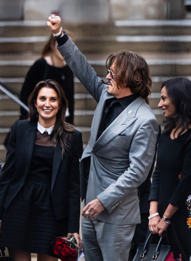 Dari pengacara jadi pacar? Joelle Rich disebut-sebut sebagai kekasih baru Johnny Depp yang notabene merupakan kliennya. Perempuan asal Inggris itu pernah menangani urusan legal Johnny Depp melawan tabloid The Sun di pengadilan London. Dari situ awal mula kedekatan mereka. (Foto: Samir Hussein/WireImage/Samir Hussein)