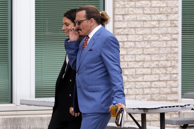 Saat Johnny Depp melawan mantan istrinya, Amber Heard, di meja hijau Amerika Serikat, sosok pengacara yang bekerja untuk firma hukum Schillings itu pun jarang absen. Schillings terafiliasi dengan tim hukum Johnny Depp yang menangani kasus pencemaran nama baik melawan Amber Heard beberapa bulan lalu. (Foto: Getty Images/Alex Wong)