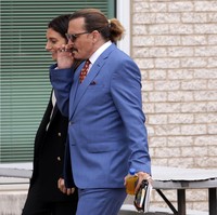 Saat Johnny Depp melawan mantan istrinya, Amber Heard, di meja hijau Amerika Serikat, sosok pengacara yang bekerja untuk firma hukum Schillings itu pun jarang absen. Schillings terafiliasi dengan tim hukum Johnny Depp yang menangani kasus pencemaran nama baik melawan Amber Heard beberapa bulan lalu. (Foto: Getty Images/Alex Wong)