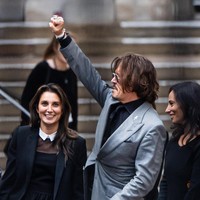 Dari pengacara jadi pacar? Joelle Rich disebut-sebut sebagai kekasih baru Johnny Depp yang notabene merupakan kliennya. Perempuan asal Inggris itu pernah menangani urusan legal Johnny Depp melawan tabloid The Sun di pengadilan London. Dari situ awal mula kedekatan mereka. (Foto: Samir Hussein/WireImage/Samir Hussein)