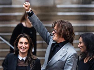 Johnny Depp Dikabarkan Pacaran dengan Eks Pengacaranya