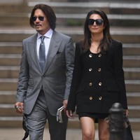 Sebagai kuasa hukum, Joelle Rich selalu terlihat setia mendampingi aktor nomine Oscar di setiap persidangan yang intens berlangsung pada pertengahan 2020 itu. Mereka seperti hampir sulit terpisahkan. (Foto: AFP via Getty Images/DANIEL LEAL)