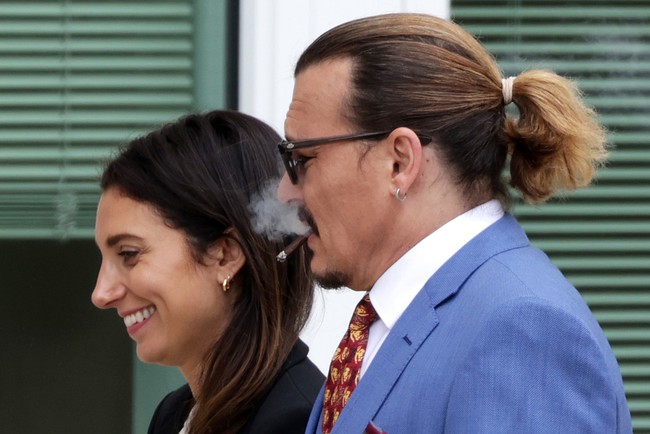 Keduanya tampak akrab saat berada di luar pengadilan Fairfax, Virginia, tempat sidang berlangsung. Kedekatan mereka benar-benar nyata. Keduanya semakin serius, kata sumber lain kepada US Weekly baru-baru ini. (Foto: Getty Images/Alex Wong)