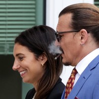 Keduanya tampak akrab saat berada di luar pengadilan Fairfax, Virginia, tempat sidang berlangsung. Kedekatan mereka benar-benar nyata. Keduanya semakin serius, kata sumber lain kepada US Weekly baru-baru ini. (Foto: Getty Images/Alex Wong)