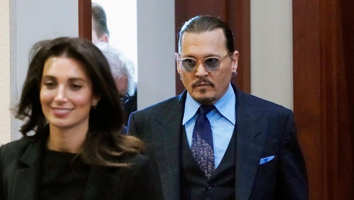 US actor Johnny Depp arrives in the courtroom at the Fairfax County Circuit Court in Fairfax, Virginia, on May 2, 2022. - Actor Johnny Depp sued his ex-wife Amber Heard for libel in Fairfax County Circuit Court after she wrote an op-ed piece in The Washington Post in 2018 referring to herself as a 