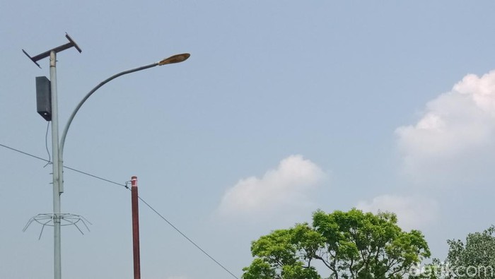 PJU tenaga surya di Kecamatan Juwiring hilang panel dan baterainya.