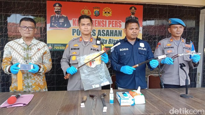 Kapolres Asahan AKBP Roman Smaradhana Elhaj menunjukkan sajam yang dibawa remaja saat viral di medsos. (Perdana Ramadhan / detikSumut)