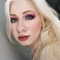 Aku mendengar reaksi negatif dari orang-orang yang bilang aku terlalu menonjol atau terlalu terang untuk mereka ketika aku berdiri di bawah sinar matahari yang mana aku pikir itu lucu. Satu-satu reaksi yang paling membuat kesal sedikit adalah saat orang berpikir aku berbohong atau salah tentang rambut, mata, kondisi, atau etnisku, ujarnya dilansir Metro.Foto: Instagram/TikTok @kayla_lud