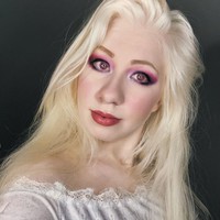 Kayla lahir dengan oculocutaneous albinism yang mempengaruhi warna kulit, mata, dan penghilatannya. Karena kondisi langka tersebut, Kayla tidak jarang mendapat komentar negatif dari orang-orang yang salah sangka bahwa ia ingin tampil mencuri perhatian.Foto: Instagram/TikTok @kayla_lud