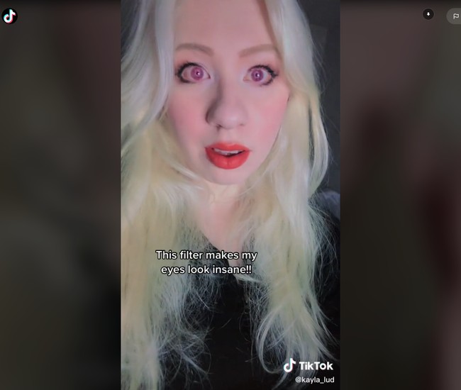 Wanita bernama Kayla Ludlow jadi perhatian karena penampilannya. Ia sering terlihat terlalu terang karena memiliki warna kulit dan rambut yang pucat. Bola matanya juga bernuansa keunguan. Padahal Kayla mengidap albino yang membuatnya tampak demikian.Foto: Instagram/TikTok @kayla_lud