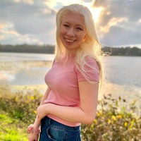 Orang-orang memang sering bertanya mengenai fisik Kayla, terutama mata. Kebanyakan menduga ia memakai kontak lensa atau filter karena warnanya tidak natural. Foto: Instagram/TikTok @kayla_lud