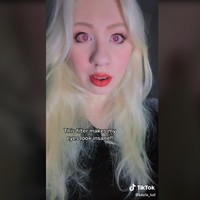 Wanita bernama Kayla Ludlow jadi perhatian karena penampilannya. Ia sering terlihat terlalu terang karena memiliki warna kulit dan rambut yang pucat. Bola matanya juga bernuansa keunguan. Padahal Kayla mengidap albino yang membuatnya tampak demikian.Foto: Instagram/TikTok @kayla_lud