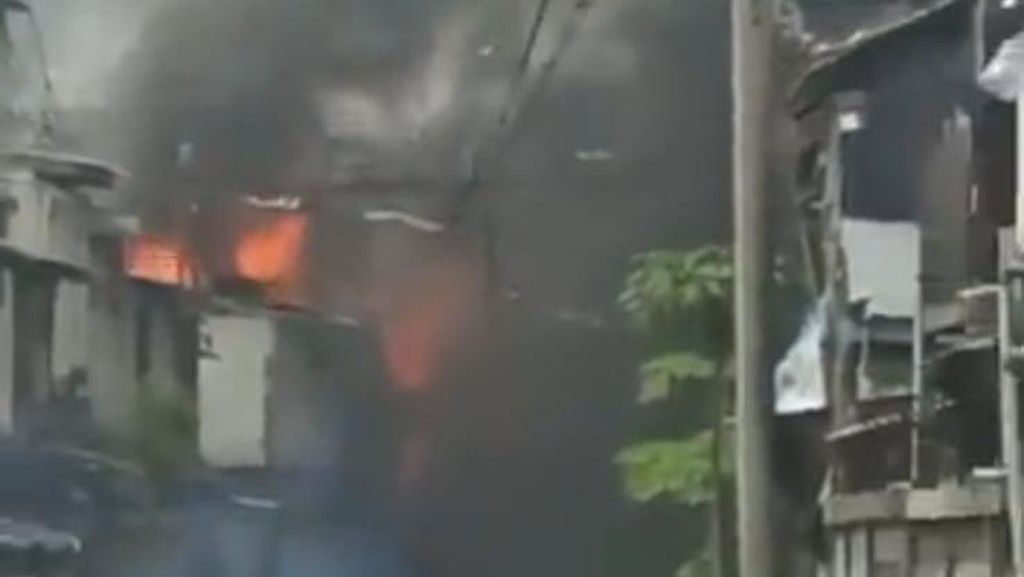 Kebakaran Terjadi di Dekat Stasiun Ancol Jakut, Asap Hitam Membubung