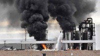 Asap hitam pekat mengepul dari lokasi ledakan. Fernando Ranni/Diario Rio Negro via AP
