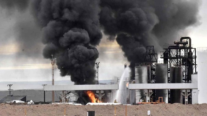 Ledakan terjadi di kilang minyak New American Oil (NAO), Plaza Huincul, Neuquen, Argentina. Ledakan itu menyebabkan kebakaran besar.
