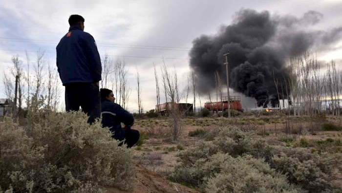 Kilang Minyak di Argentina Meledak Ledakan terjadi di kilang minyak New American Oil (NAO), Plaza Huincul, Neuquen, Argentina. Ledakan itu menyebabkan kebakaran besar.