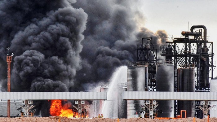 Kilang Minyak di Argentina Meledak Ledakan terjadi di kilang minyak New American Oil (NAO), Plaza Huincul, Neuquen, Argentina. Ledakan itu menyebabkan kebakaran besar.