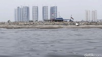 Pulau ini berada di sebelah barat Jetski Cafe, yang terletak di Pluit, Penjaringan. Sementara itu, dari arah utara, Pulau G berada di sebelah Baywalk Mall, Pluit, Penjaringan. Selain itu, Pulau G berjarak 1,5 km dari Unit Pembangkit Muarakarang.