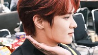 Lucunya, cat merah rambut Kun sempat luntur. Dia pun memamerkan keringat berwarna merah yang menetes ke wajahnya. (Foto: dok. Instagram @kun11xd) 