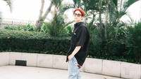 Dalam unggahan Instagram, Kun tampak berpose di kawasan hotel tempatnya menginap. (Foto: dok. Instagram @kun11xd) 