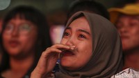 Penonton sampai nangis tersedu mendengarkan lantunan lagu-lagu menyentuh Kunto Aji. (Foto: Rifkianto Nugroho/detikcom)