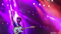 Bagaikan sihir dan mantra betulan, lagu-lagu ini sukses menghanyutkan fans dalam suasana sendu. (Foto: Rifkianto Nugroho/detikcom)