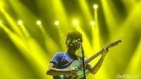 Kunto Aji membawakan lagu dari album Mantra Mantra. (Foto: Rifkianto Nugroho/detikcom)