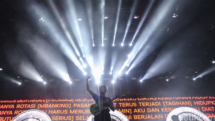 Kunto Aji memainkan sejumlah lagu di panggung Pestapora, Jakarta, Jumat (23/9/2022). Album mantra-mantra yang sering dibawakannya tetap membuat para penonton menangis haru.