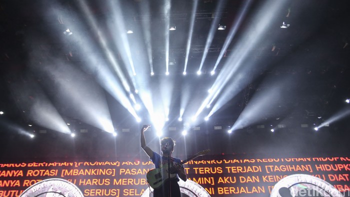 Kunto Aji Kunto Aji memainkan sejumlah lagu di panggung Pestapora, Jakarta, Jumat (23/9/2022). Album mantra-mantra yang sering dibawakannya tetap membuat para penonton menangis haru.