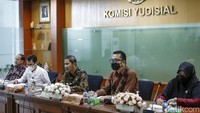 Mukti Fajar mengatakan KY terbuka dan terus berkoordinasi dengan Mahkamah Agung serta KPK terkait kasus ini. 