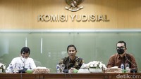 Ketua KY Mukti Fajar Nur Dewata menggelar konferensi pers di Gedung KY, Jakarta Pusat, Jumat (23/9/2022).