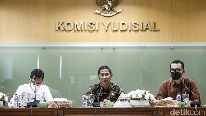 KY Bakal Periksa Hakim Agung Sudrajad Dimyati Komisi Yudisial menyatakan bakal memeriksa Hakim Agung Sudrajad Dimyati yang telah ditetapkan KPK sebagai tersangka kasus dugaan suap. Hal itu disampaikan Ketua KY Mukti Fajar Nur Dewata dalam jumpa pers di Gedung KY, Jakarta Pusat, Jumat (23/9/2022).