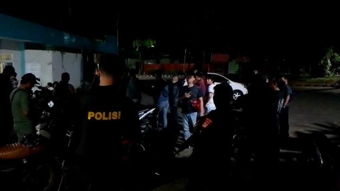 Polisi melakukan penjagaan di Unila Paska tawuran yang terjadi pada Kamis (22/9/2022) malam. Foto: Tommy Saputra/detikSumut