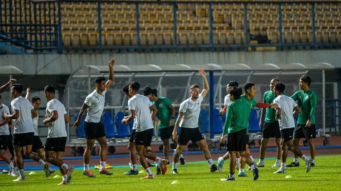Sejumlah pesepak bola tim nasional Indonesia menjalani latihan di Stadion Gelora Bandung Lautan Api, Bandung, Jawa Barat, Jumat (23/9/2022). Tim Nasional Indonesia akan bertanding pada laga persahabatan melawan Negara Curacao pada 24 September 2022 di Stadion Gelora Bandung Lautan Api. ANTARA FOTO/Raisan Al Farisi/YU