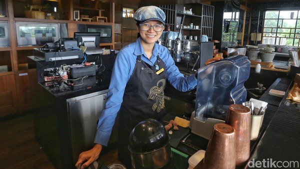 Rindi Head of Barista Salak Bar and Lounge berpose di Pullman Ciawi Vimala Hills Resort Spa & Convention, Sukamahi Megamendung, Kabupaten Bogor. Sebagai satu-satunya resort yang berada di bawah nama Pullman, hotel ini memiliki fasilitas yang lengkap. Berbagai aktivitas untuk anak-anak sampai orang tua disediakan oleh hotel ini.  Rindi Head of Barista Salak Bar and Lounge berpose di Pullman Ciawi Vimala Hills Resort Spa & Convention, Sukamahi Megamendung, Kabupaten Bogor. Sebagai satu-satunya resort yang berada di bawah nama Pullman, hotel ini memiliki fasilitas yang lengkap. Berbagai aktivitas untuk anak-anak sampai orang tua disediakan oleh hotel ini. Â