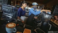 Rindia mengenalkan mesin kopi espresso kepada peserta kelas latte art dan roasting. Porta filter adalah komponen dari mesin kopi espresso.