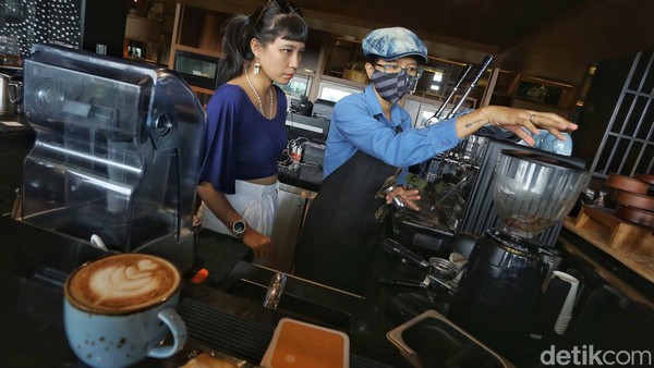Rindia mengenalkan mesin kopi espresso kepada peserta kelas latte art dan roasting. Porta filter adalah komponen dari mesin kopi espresso. Rindia mengenalkan mesin kopi espresso kepada peserta kelas latte art dan roasting. Porta filter adalah komponen dari mesin kopi espresso.