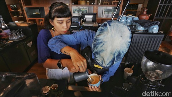 Rindi memandu peserta saat tahap pouring atau menuangkan susu yang sudah disteam ke dalam espresso. Warna kopi yang pekat perlahan jadi coklat muda, tak lupa barista menuangkan bubuk kopi agar bagian permukaan kopi makin cantik. Â Rindi memandu peserta saat tahap pouring atau menuangkan susu yang sudah disteam ke dalam espresso. Warna kopi yang pekat perlahan jadi coklat muda, tak lupa barista menuangkan bubuk kopi agar bagian permukaan kopi makin cantik. Â
