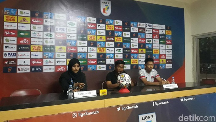 Care taker Persekat Tegal Agus Supriyanto (pakaian hitam) saat memberikan keterangan usai pertandingan, Jumat (23/9/2022).