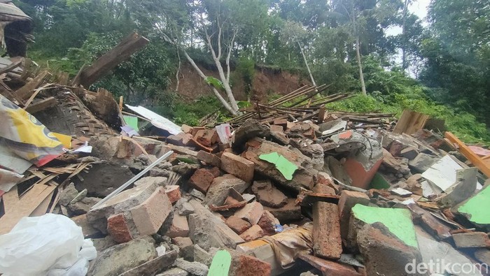 Lokasi longsor yang menyebabkan lansia tewas di Cisompet, Garut.