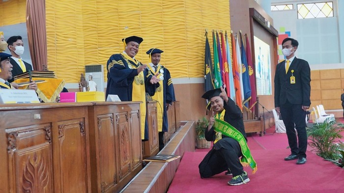 Mahasiswa Beraksi Ini di Depan Rektor