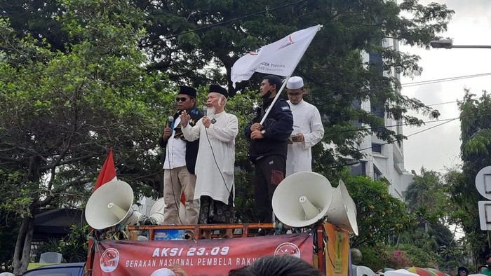 Mantan penasihat Komisi Pemberantasan Korupsi (KPK) masa jabatan 2005-2013, Abdullah Hehamahua saat Aksi 2309 di Patung Kuda Arjuna Wijaya, Jakarta.