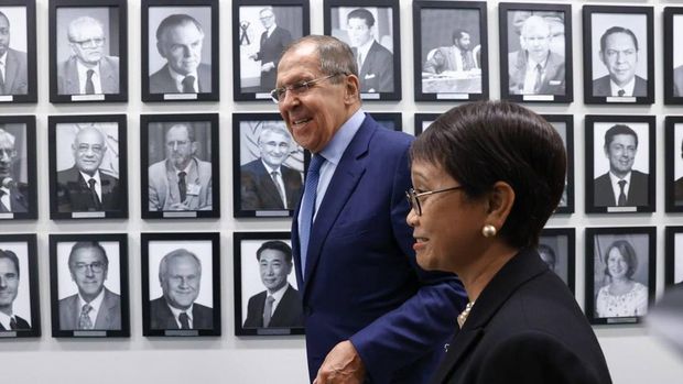 Menteri Luar Negeri (Menlu) Indonesia Retno Marsudi dan Menlu Rusia Sergey Lavrov di sela-sela Rangkaian Sidang ke-77 Majelis Umum PBB di New York, Kamis (22/9/2022). (Dok: Kedubes Federasi Rusia)