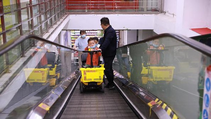 XI'AN, CHINA - SEPTEMBER 22, 2022 - Citizens ride shared shopping carts as they shop at a supermarket in Xi 'an, Shaanxi province, China, Sept 22, 2022. (Photo credit should read CFOTO/Future Publishing via Getty Images)